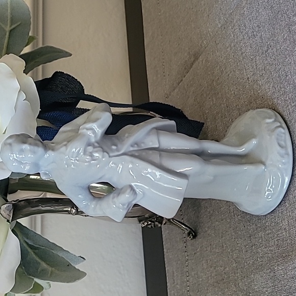 Classic Blue Porcelain Figurine Set - Picture 4 of 6